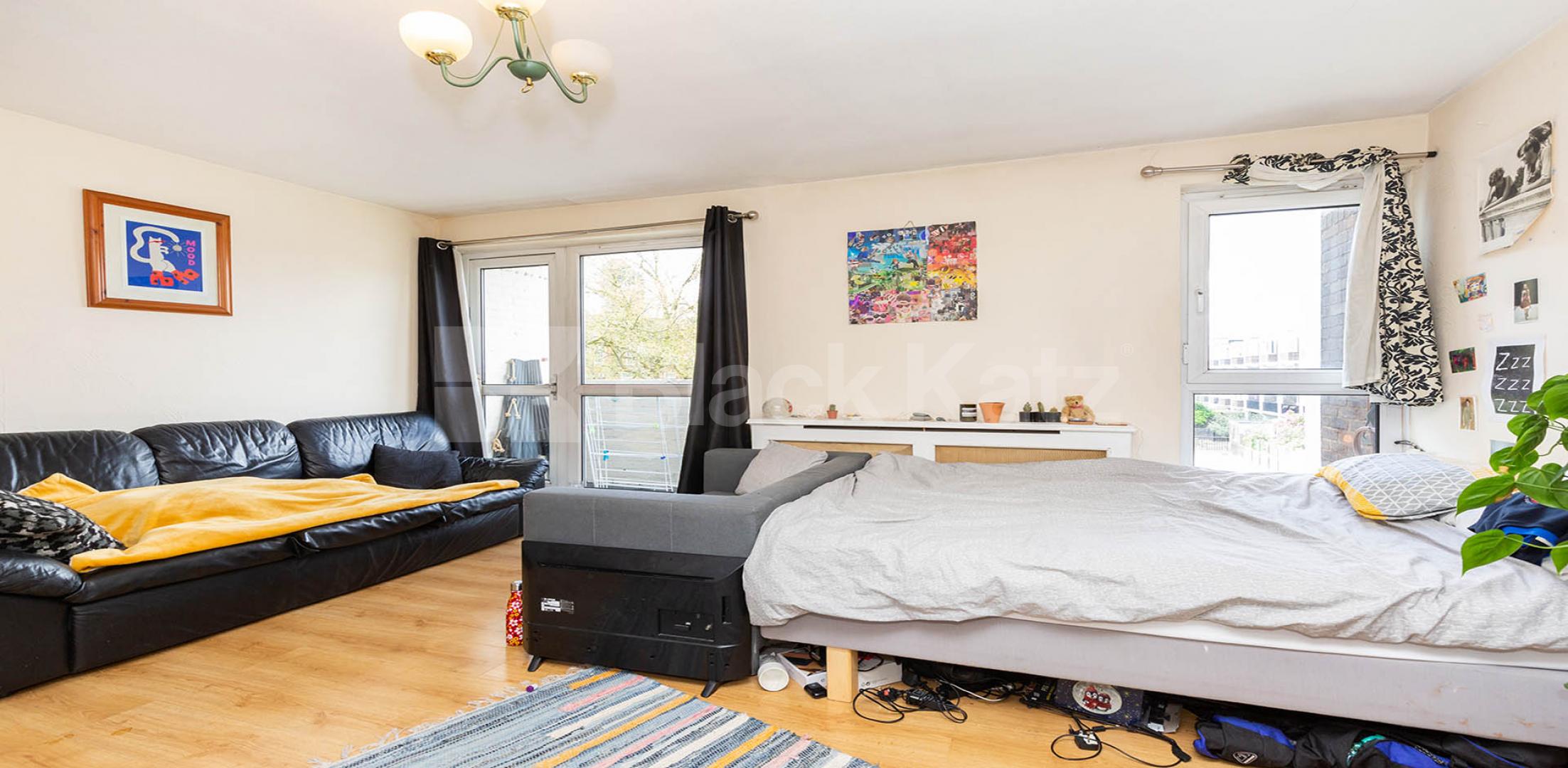 			PERFECT FOR 3 OR 4 SHARERS!, 3 Bedroom, 1 bath, 1 reception Flat			 Banner Street, OLD STREET